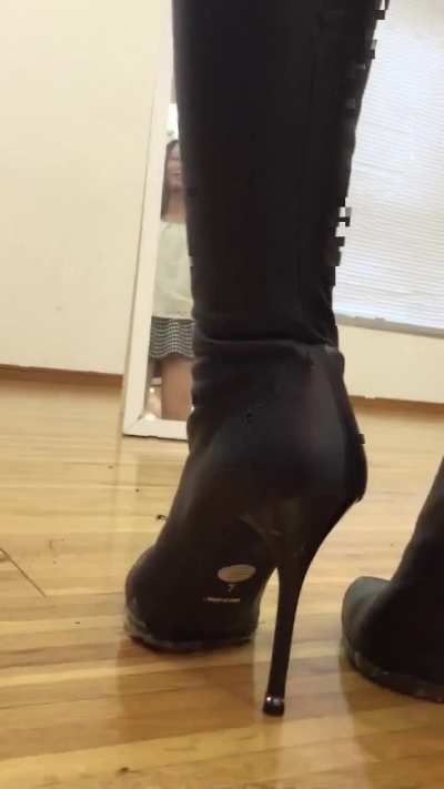 Kayo-sama puts on boots to step on crickets