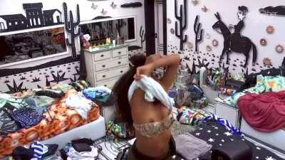 Lunena pagando peitinhos bbb21