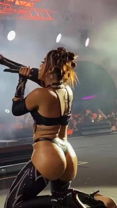 O rabo da Anitta mata qualquer