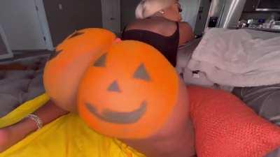 I like her pumpkin.