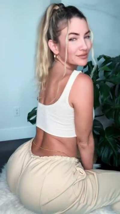 Only if she arched more but damn so much cake 😫😫😫😫