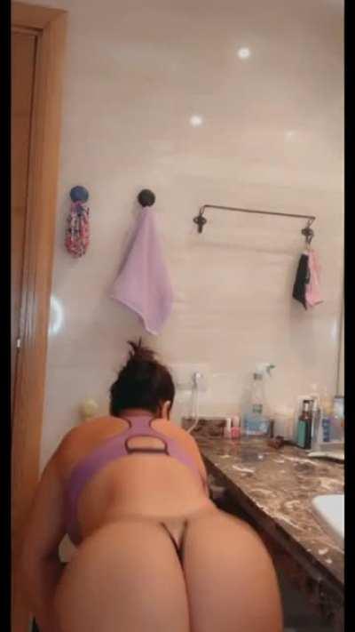 Should a 40yr old mom show her big ass on Reddit in 2021 ? 😏