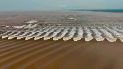 🔥 This is a rare phenomenon, called ‘fish-scale' tide, appeared in Qiantang River, Zhejiang Province, on July 31, 2022.