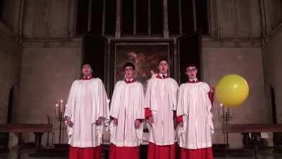 O cara ta usando hack, vai levar ban do padre.