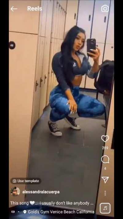 well hello there (@alessandralacuerpa)