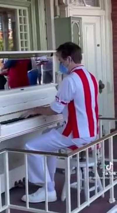 Pianist doing it fast this time!