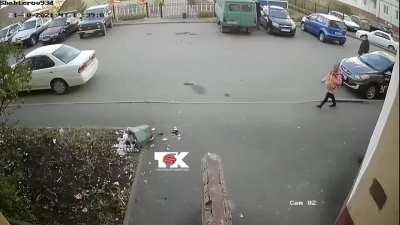 В Кемерово пенсионер пнул урну с мусор, повалив содержимое на землю. После чего довольный ушел к себе домой. Мимо этого беспорядка не смогла пройти на следующий день школьница, которая не постеснялась голыми руками поставить урну на место. Два разных поко