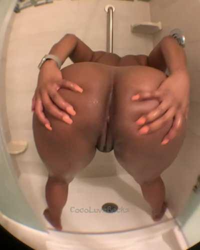 My thick ass wife spreading her cheeks 👌🏾