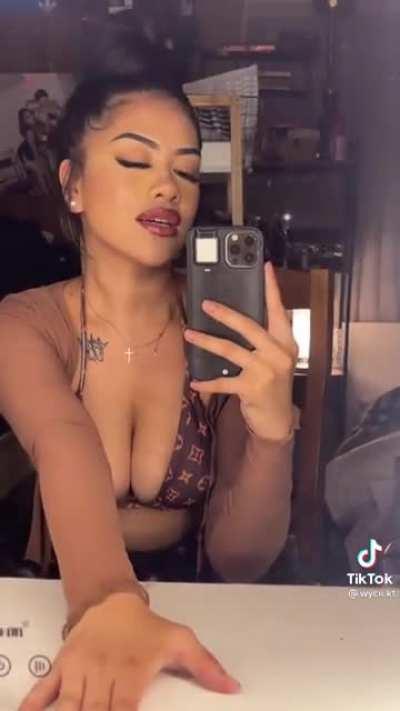 which lucky lad has this girls nudes huh? I'll pay a pretty penny for em even 🤣👀