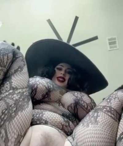 Thick Lady Dimitrescu 🍑🍑