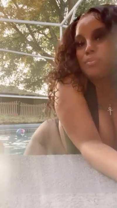 Niza Perez pretty_cig