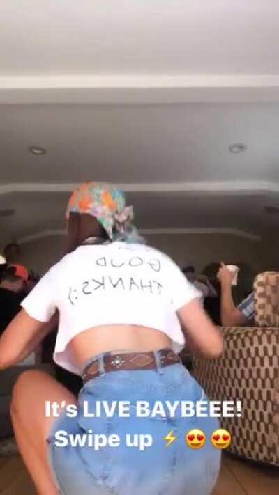 New shirts... although I’m looking at something other than her shirt 😂🍑🔥