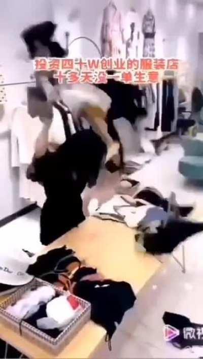 集美们非常爱护大自然啊,衣服越穿越少越买越少