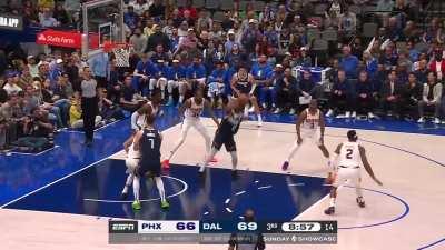 [Highlight] Kyrie hits a falling away mid-range shot after navigating around multiple defenders