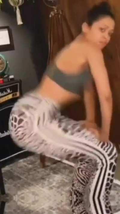 Liza's twerk shenanigans 🔥