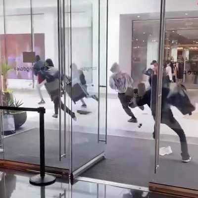 This is what the robbery of a Gucci store in Los Angeles looks like.