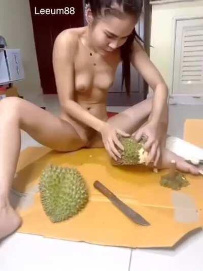 น้องเร ปอกทุเรียน