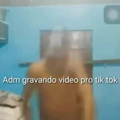 Como o tio adora um tiiki tokii (R.I.P) AO REDDIT DO OROCHINHO ;(