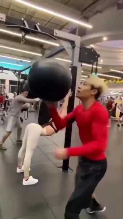 WTF that man in Background is doing 🤣