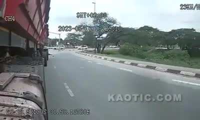 [LFO] Man tries to climb onto moving Truck, gets ran over