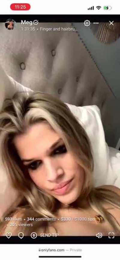 Playing with her pussy with hairbrush