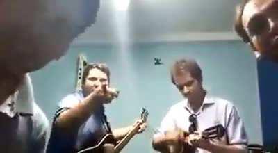 Assista por conta e risco.