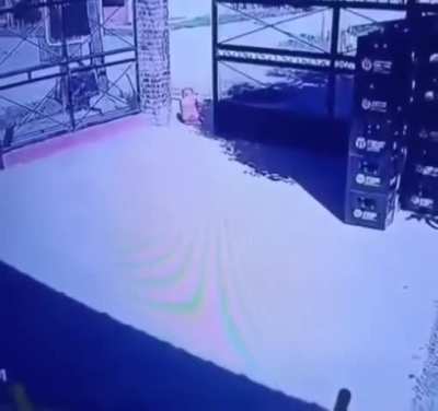 Disfrazados de la PFA intentaron allanar un kiosco en Virrey del Pino, el dueño desconfió y los recibió a los tiros, uno recibió un disparo en el rostro y después fue linchado por los vecinos, el otro está prófugo.