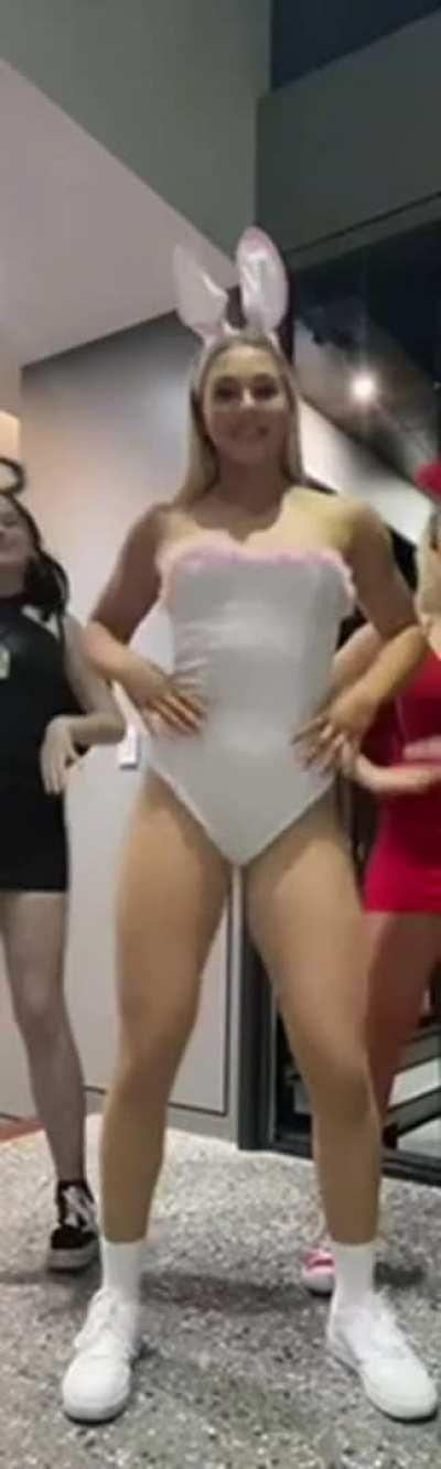 My sister is the perfect snowbunny I wanna see her get blacked right in-front of me