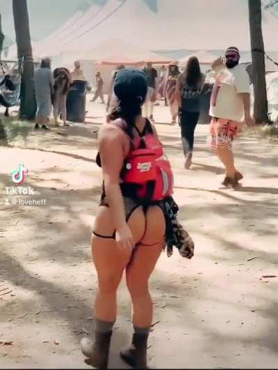 Festival booty, suns out, buns out, dance ion. @loveheff