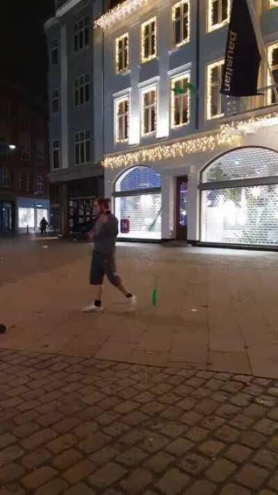 Lockdown gøgleri i Aarhus midt om natten. Lyd på!