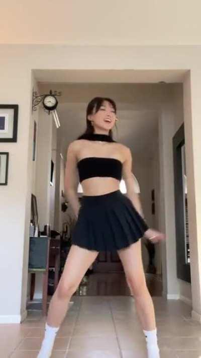 Anyone knows her @? Help out the brothers please