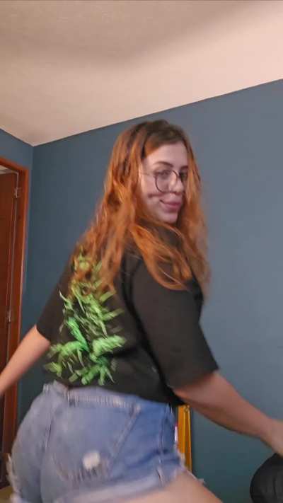 Twerking with jeans short is sexy