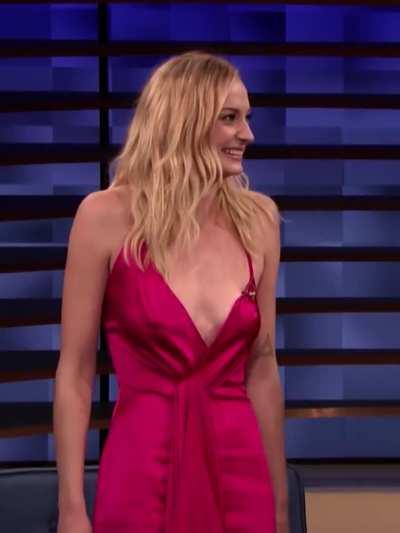 Sophie Turner titty jiggle
