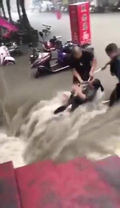 Absolutely terrifying how quickly the water takes them under