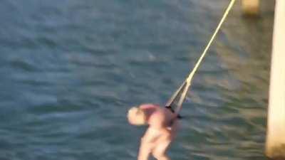 Smart guy chose the wrong rope for bungee jumping