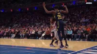 [Highlight] Jalen Brunson splits a pair of defenders for the and-one with his right hand