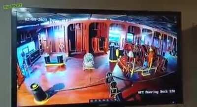 Man gets hit by massive rope on a ship ( skip to 1:40)