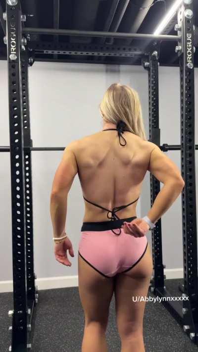 Mid workout flex (F)