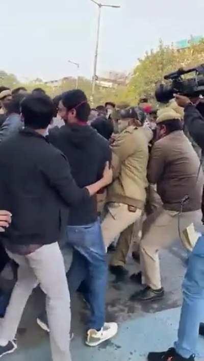 Scenes from Safdarjung Hospital. Posse of policemen & paramilitary forces deployed to prevent Resident Doctors' march to Supreme Court, This is what the doctors of our country get for protesting, just to get the ALREADY SELECTED doctors to fill vacanc