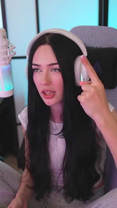 Ваша кошка вас съест \ Your cat will eat you