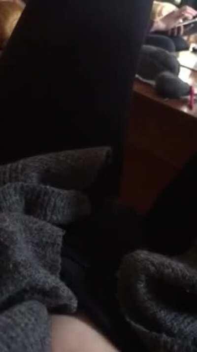 Ich billige Schlampe kann nicht einmal mit meinen Eltern am Tisch an etwas anderes als meine nasse Pussy denken. [F21]