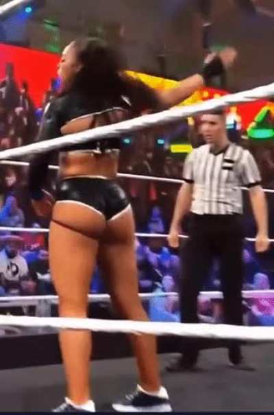 Jaida Parker with her legs exposed is 🔥🔥🔥