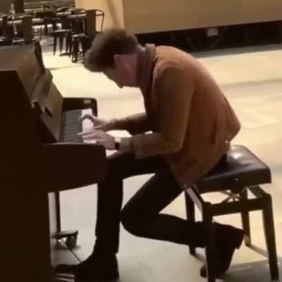 A hit without an orchestra. Live music for a broken-down piano ...