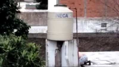 Hurlingham: Hombre en calzoncillos defendi&oacute; a su vecino de dos ladrones que quisieron ingresar a su vivienda, uno termin&oacute; detenido