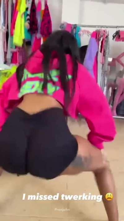 Edwina Missed Twerking 🥴