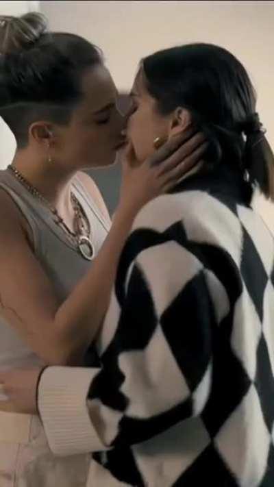 Selena and Cara Delevinge