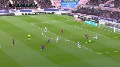 I know it's a late post, but that finish from modric is so damn classy !