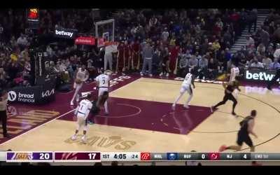 [Highlight] Donovan Mitchell with the monster dunk over Anthony Davids