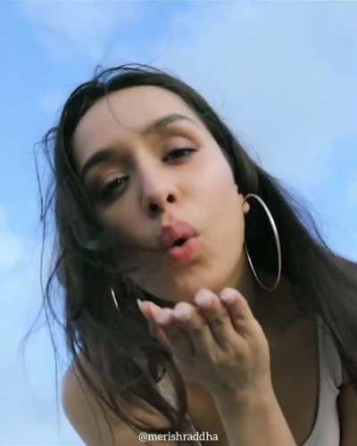 Babe's cleavage and flying kiss😍😘😘😘