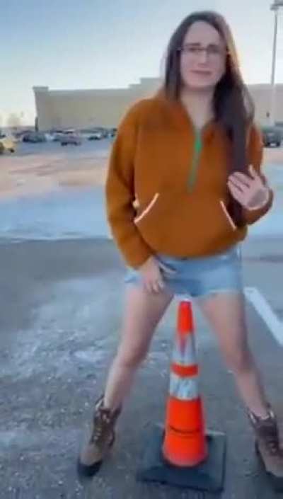 She use traffic cones as d!ldo🥵